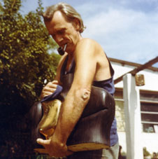 Desmond GREIG carrying one of his bronzes