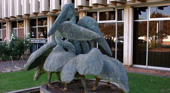 Hennie Potgieter bronze "Pelicans" in front of the Willem Annendale Kunsgalery, Lichtenburg / Ditsobotla (img.©lakesideguesthouse.co.za)